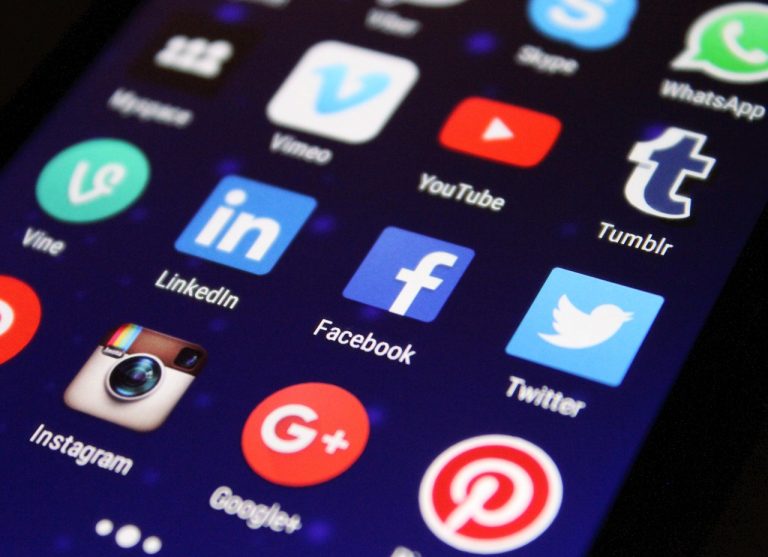 Australien förbjuder sociala medier för skolungdomar
